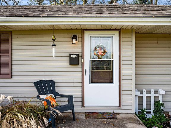 4th image of 3905 S Maple Ln