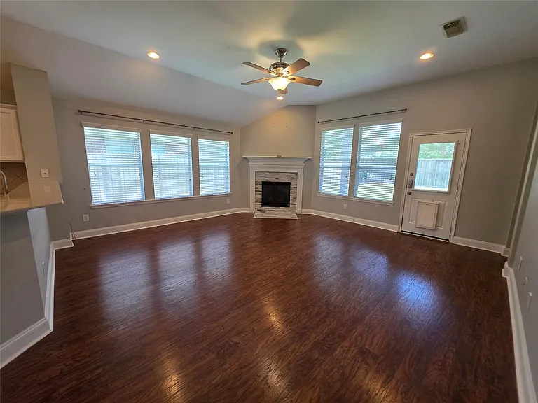 395 Livingstone Ln — Photo 5