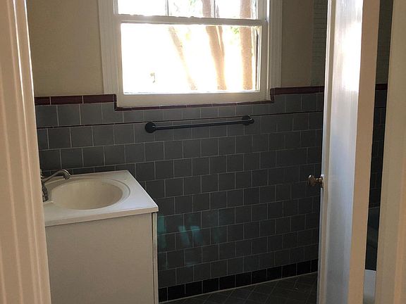 5th image of 820 Burke Ave #820
