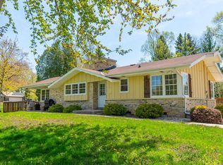 202 Sunset Ln, Cedarburg, WI 53012