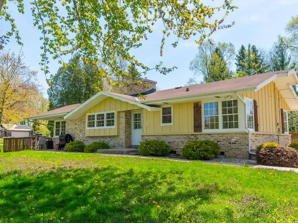 202 Sunset LANE, Cedarburg, WI 53012