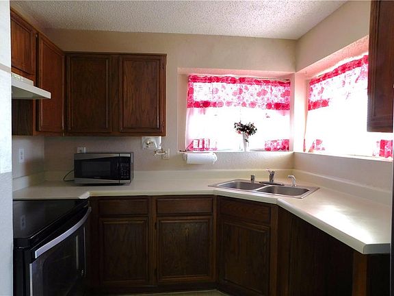 3rd image of 908 Valdez Dr