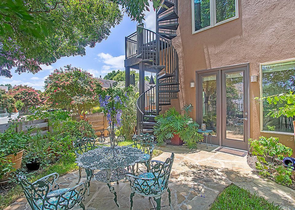 Private Front Courtyard