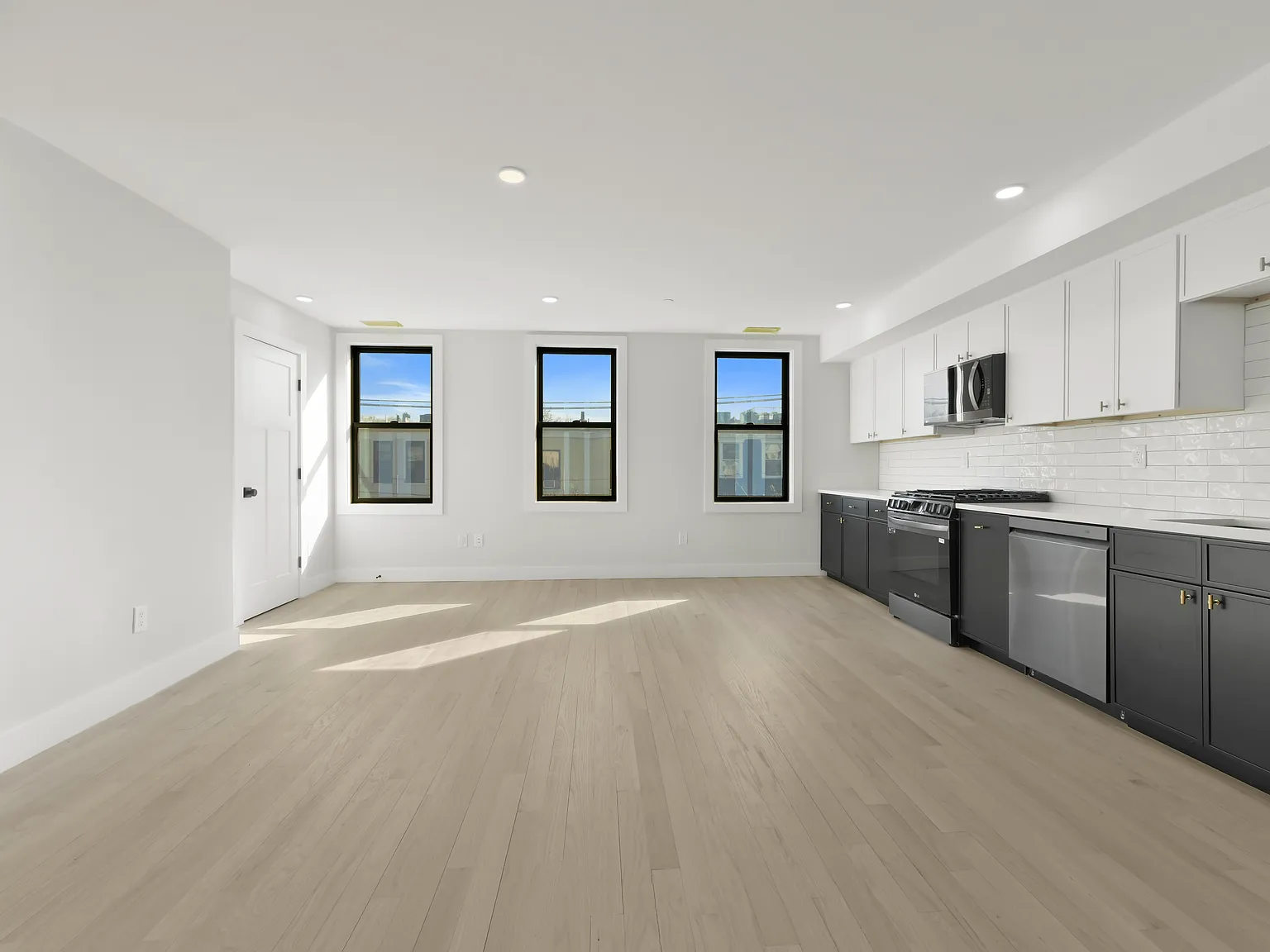 3 bed, 1100 sqft, $3,950 — Photo 2