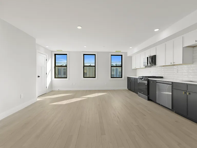 280-282 Sumner St #2 — Photo 2