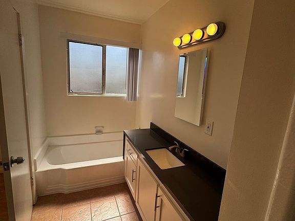 4th image of 326 San Vicente Blvd #O