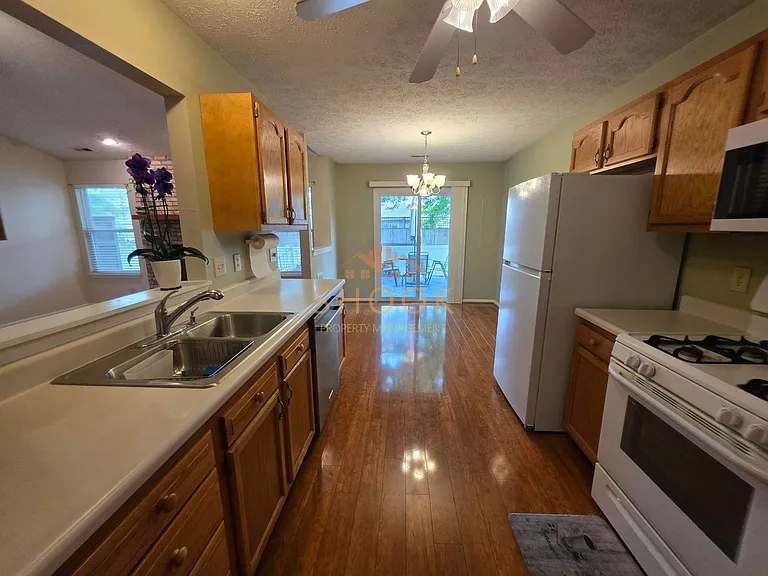 1620 Lionheart Ln — Photo 9