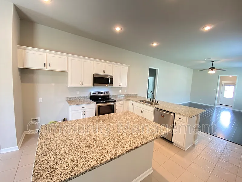 3 bed, 2.0 bath, 1616 sqft, $2,095 — Photo 3
