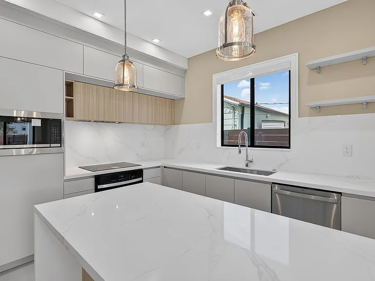 704 SW 9th St — Photo 16