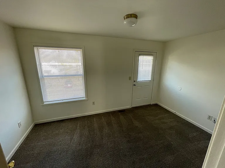 506 S Poplar St — Photo 6