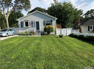 40 Hollywood Ave, Selden, NY 11784