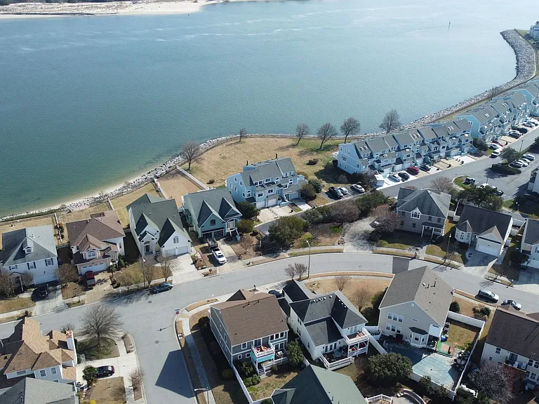 9568 Bay Front Dr — Photo 36