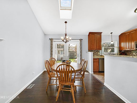 5th image of 2S020 Essex Ln