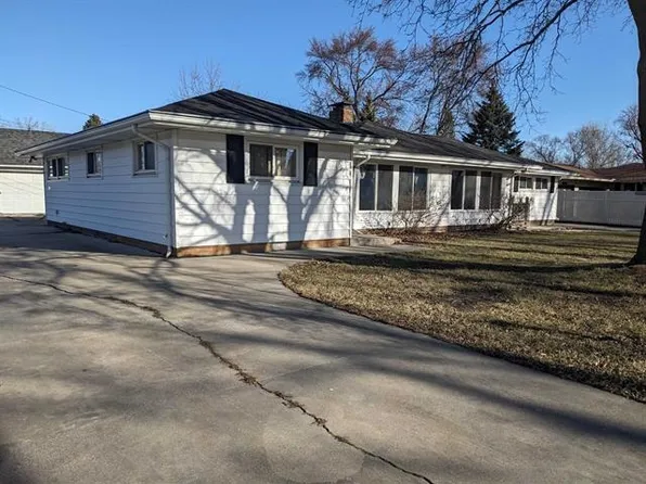 82 Cedar Dr, Bay City, MI 48708