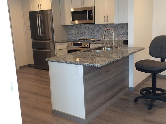 Kitchen Bar with granite countertop
