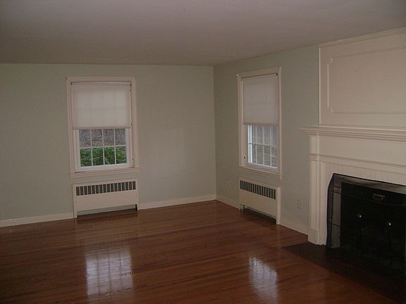 4th image of 6 Mayfair Dr