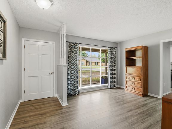 2nd image of 110 E Larkspur St
