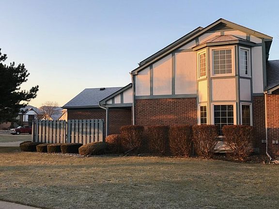 Side of Condo, Bay windows