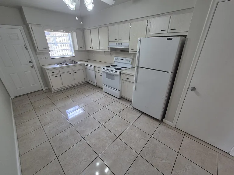 3709 Tyler St — Photo 4