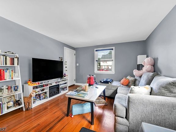 5th image of 33 E 7Th St