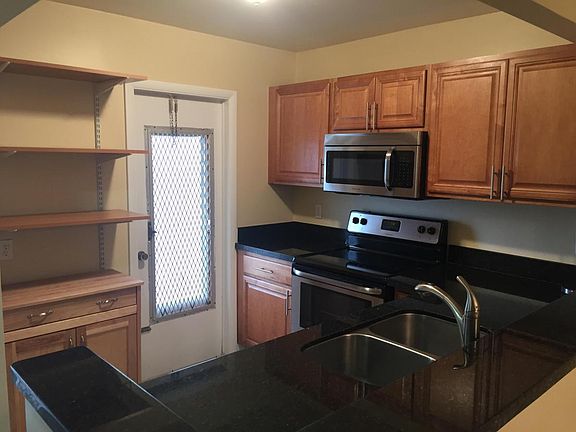 3rd image of 560 SE 2nd Ave APT H21