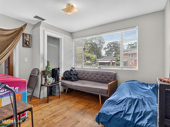 3rd image of 450 E 46TH Street