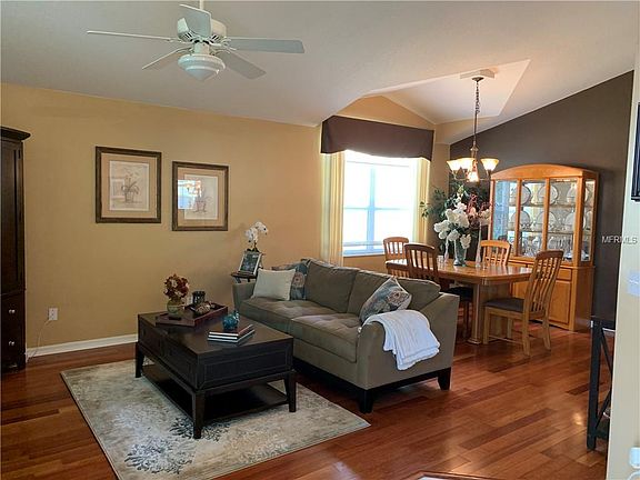 4th image of 957 N Lake Claire Cir
