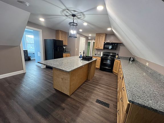 3rd image of 304 W 3rd St