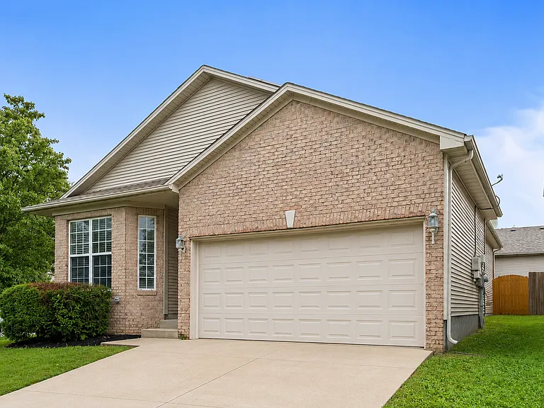 220 Shannon Ct — Photo 3