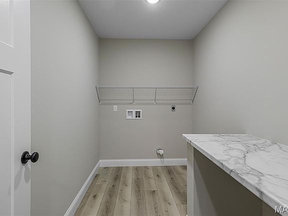 5th image of 114 Holmes St