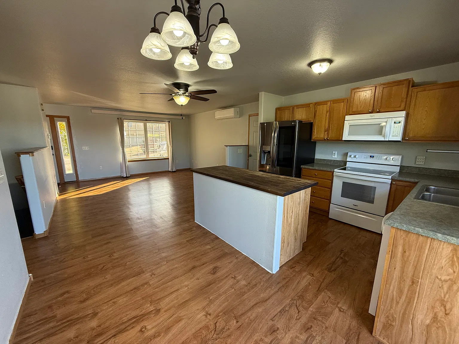 4 bed, 2016 sqft, $2,400 — Photo 3