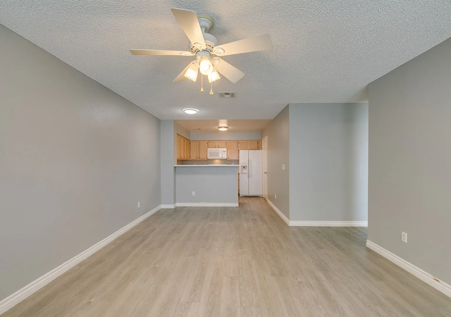 Cozy 2 Bedrooms-2 Bathroom Townhome*Close To Area Shopping Centers-Bus Lines* — Photo 3
