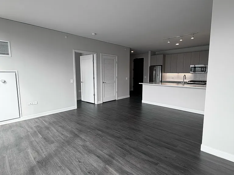 225 S Peoria St — Photo 4