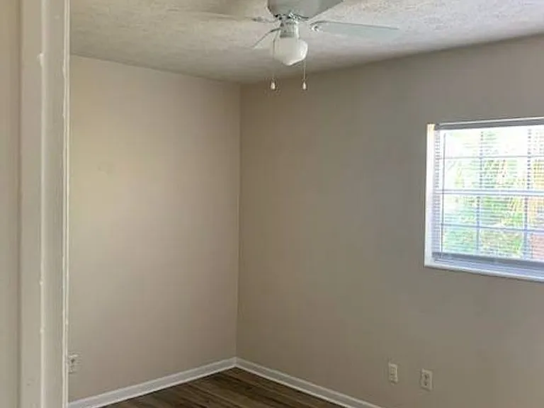 1527 Grace Ave — Photo 8