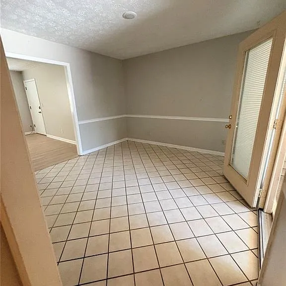 212 W Highland Ave — Photo 2