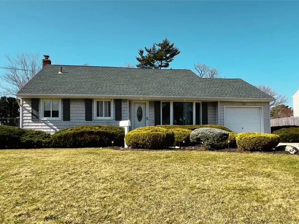 808 Pine Avenue, West Islip, NY 11795