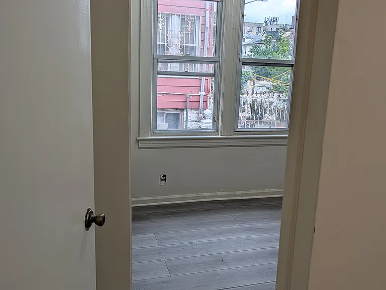 2550 Holland Ave #1FT — Photo 2