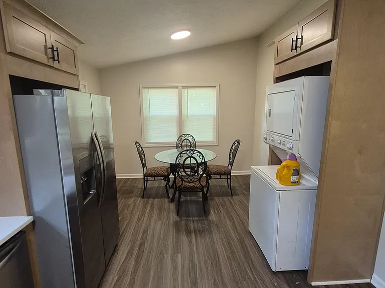 Kitchen/dinning area w/ laundry
