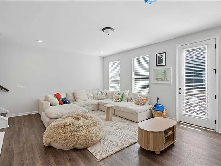 383 Skylar Way SE — Photo 3