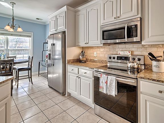 3rd image of 121 Rivendell Dr