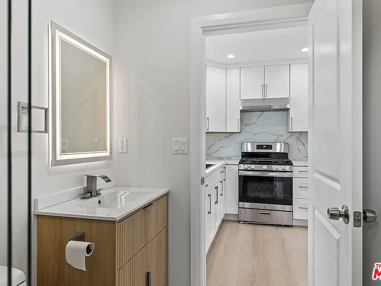 6930 Babcock Ave — Photo 8