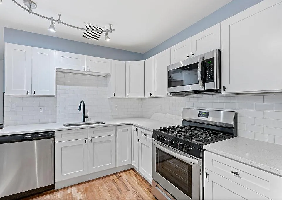 2900 N Damen Ave #1F
