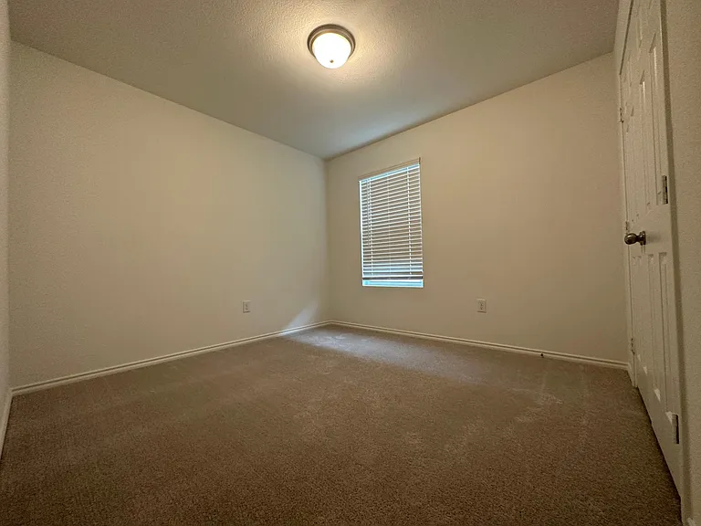2533 Creekbend Dr — Photo 15