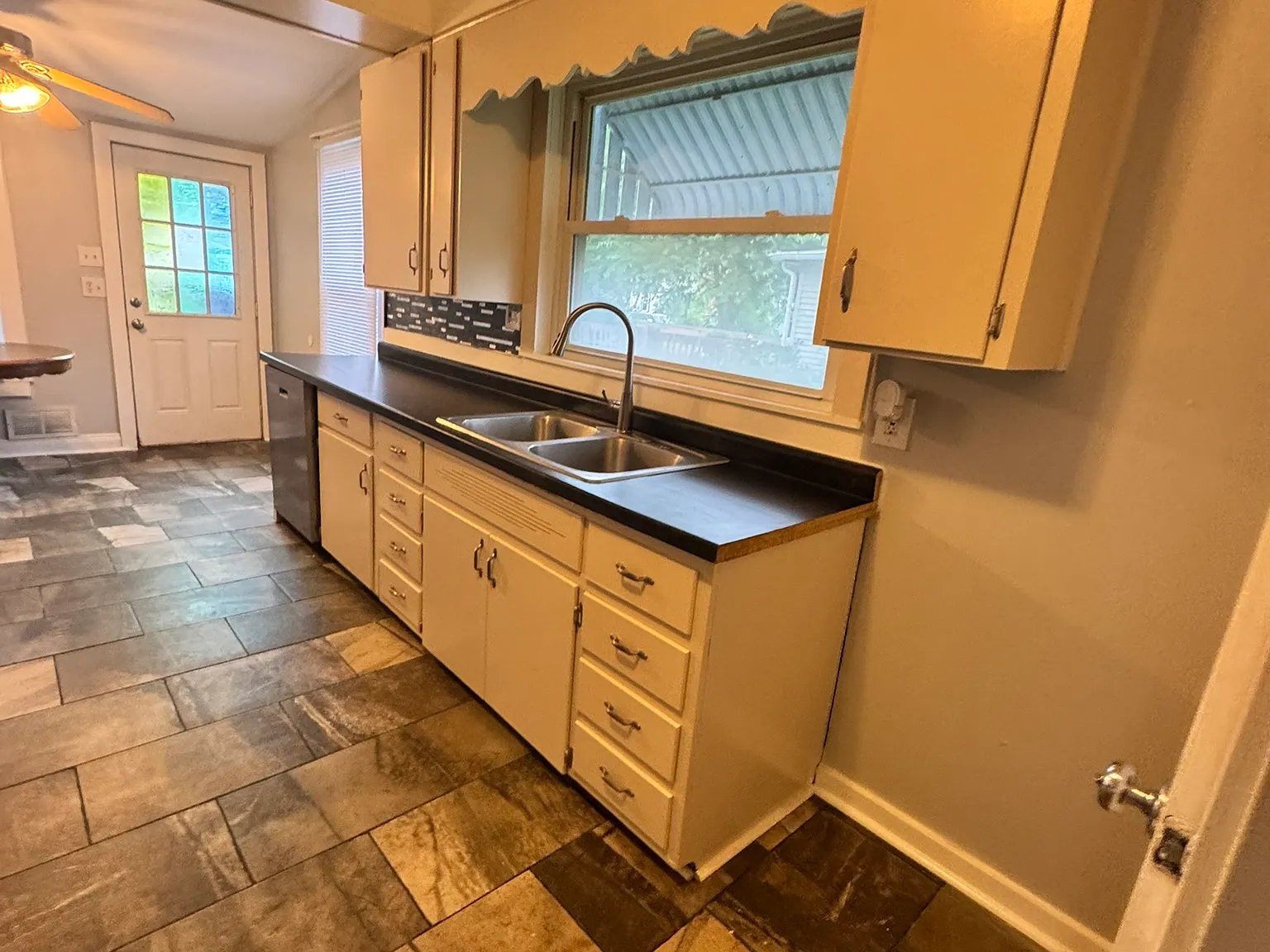 4 bed, 1384 sqft, $1,650 — Photo 3