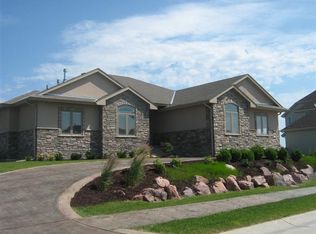 17118 Oakmont Dr, Omaha, NE 68136