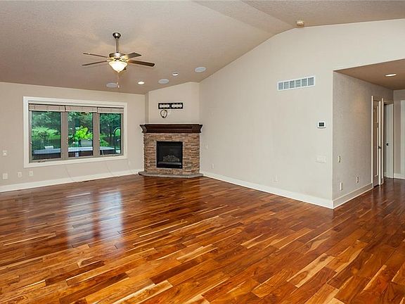 5th image of 8885 Lake Dr
