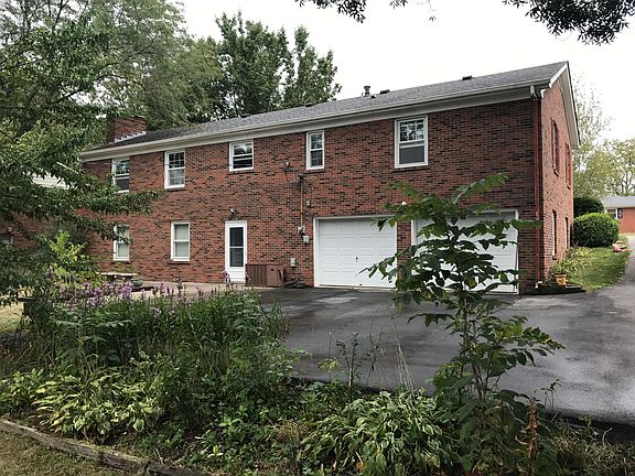 Space for 3 vehicles outside