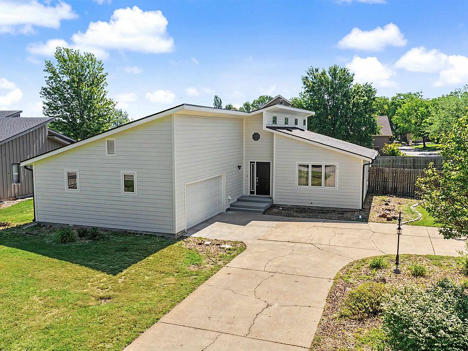 1st image of 837 Golfview Ct
