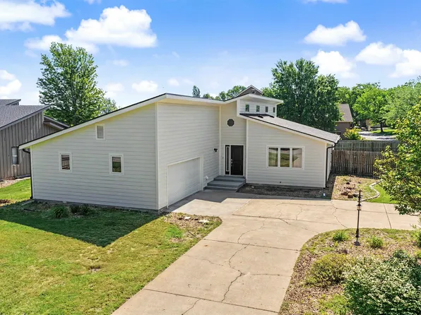 837 Golfview Ct, Salina, KS 67401