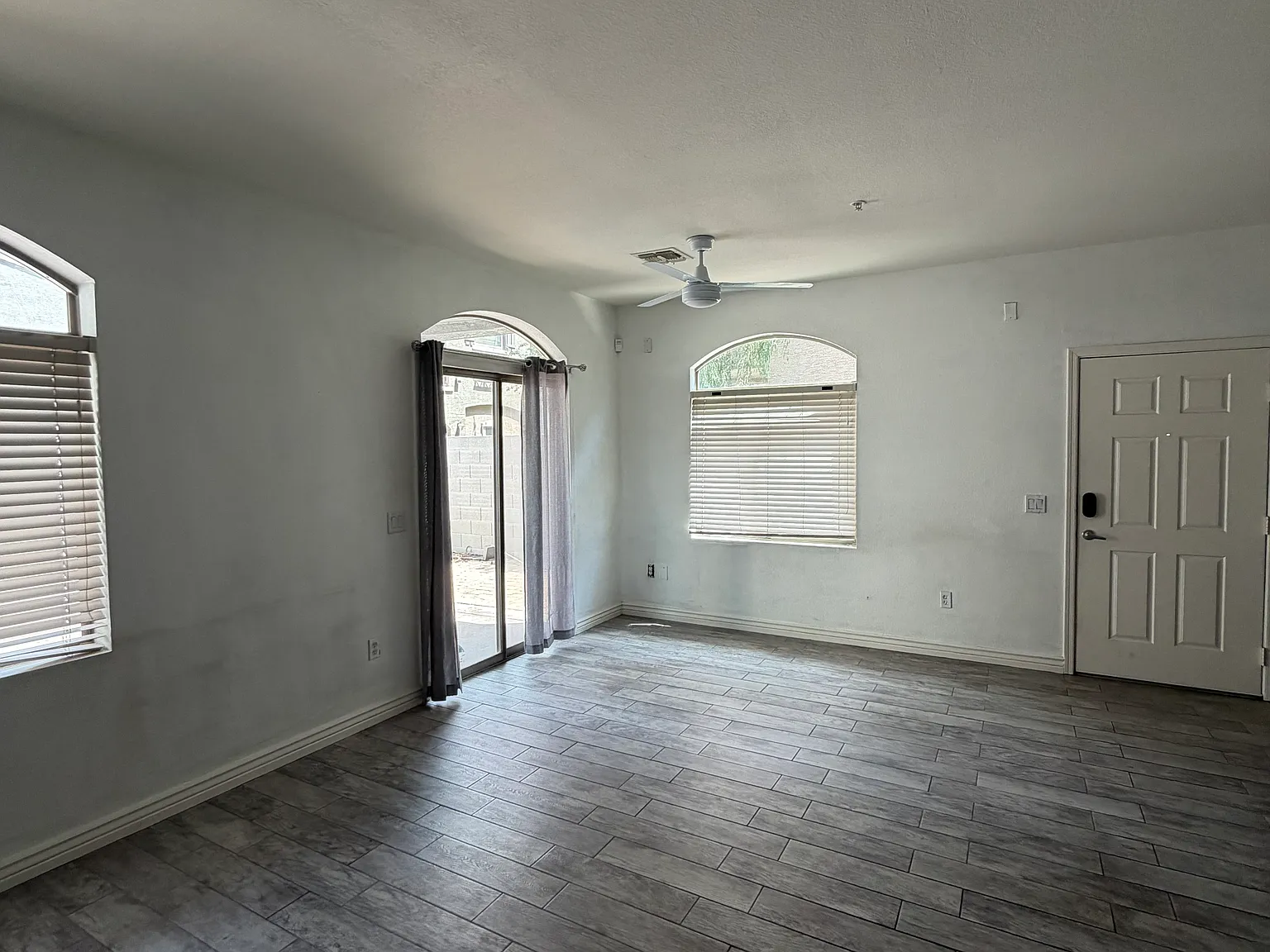 3 bed, 2.5 bath, 1399 sqft, $2,400 — Photo 3